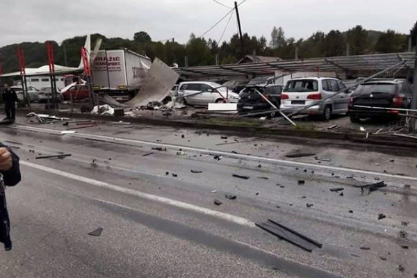 Teška saobraćajka kod Tuzle, kamion završio u auto salonu /FOTO/