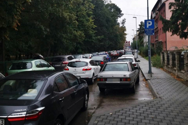 Bijeljina: Velike gužve u saobraćaju, najveći kolaps pored gradskog parka /FOTO/