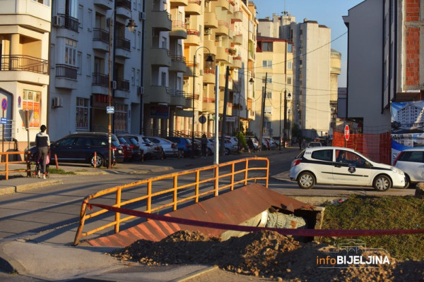 Počelo postavljanje semafora na jednoj od najkritičnijih raskrsnica u gradu /FOTO/