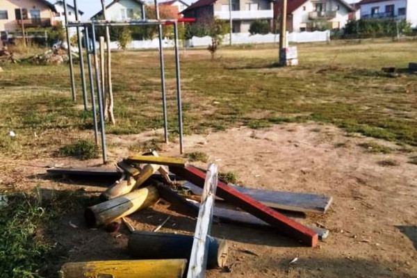 Uništeno dječije igralište na Ledincima