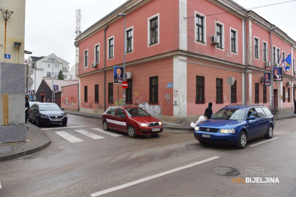 Vozači oprez, u Atinskoj ulici promijenjen smjer /FOTO/