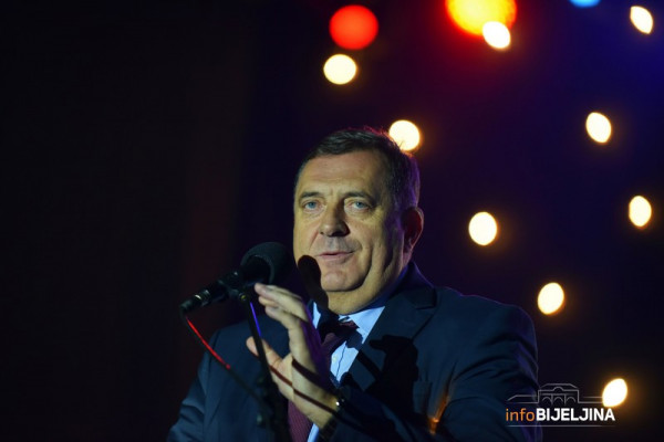 POGLEDAJTE VIDEO: Dodik u Bijeljini zapjevao pjesmu "Republika Srpska"