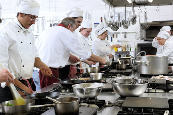 Male plate tjeraju kuvare u inostranstvo