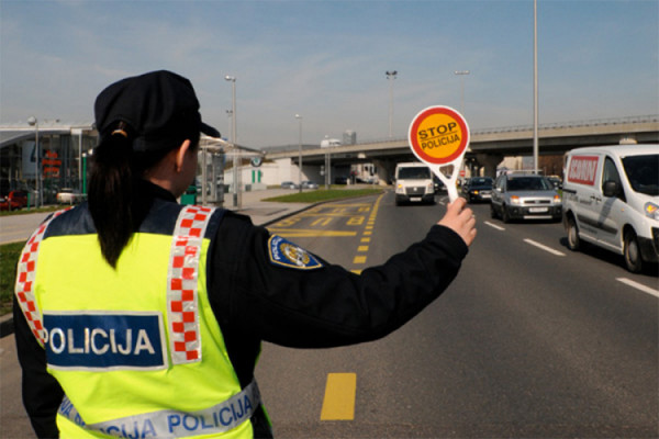 U Hrvatskoj zaustavljeno vozilo Vlade Srbije, kazna 40 evra