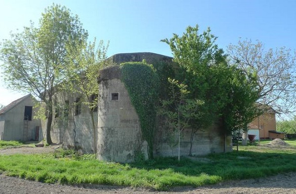 Betonski bunkeri u semberskim selima danas služe kao spremišta za slamu