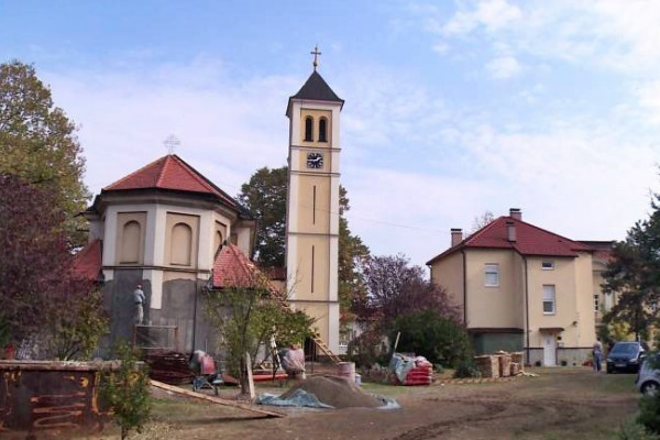 Osvijetljena crkva u Bijeljini