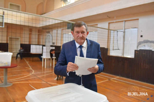 Vojinu Mitroviću ubjedljivo najveći broj glasova