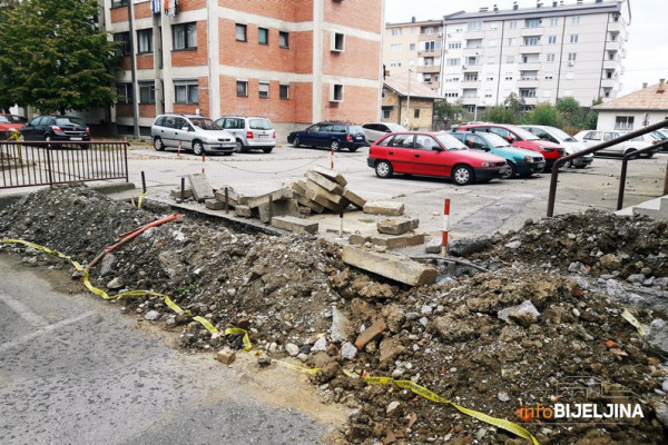 Stanari se žale na Toplanu: Trotoare i ulicu su nam raskopali i otišli