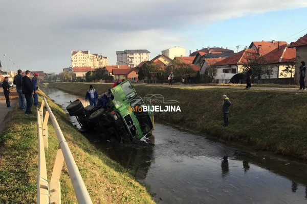 Kamionom sletio u kanal Dašnica /FOTO/