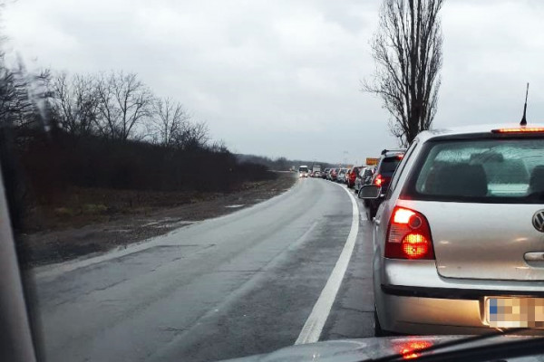 Velika gužva na prelazu Sremska Rača