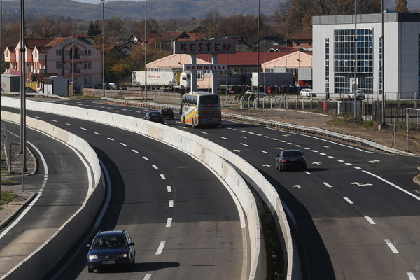 Vozači odahnuli, uklonjene kućice na putu Banjaluka-Gradiška