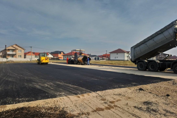 Omladina MZ Ledinci dobija asfaltirane sportske terene