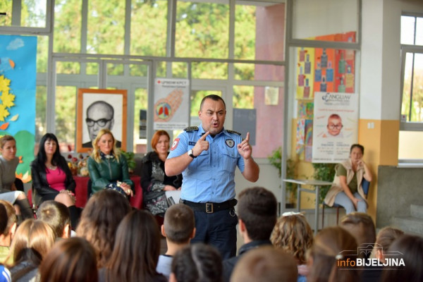 Bijeljina: Predavanjima do sprečavanja vršnjačkog nasilja /FOTO/