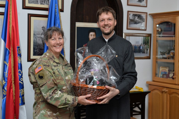 Komandant NATO štaba posjetila hram u bijeljinskoj kasarni