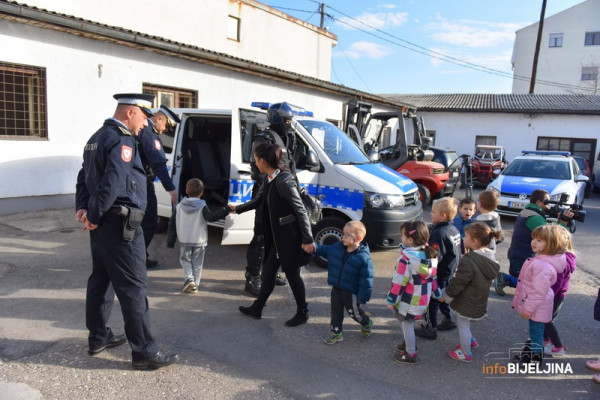 Druženje sa najmlađim građanima uoči krsne slave MUP-a /FOTO/