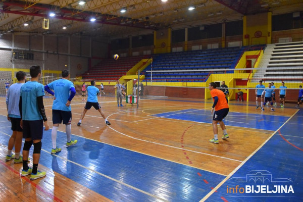 Odbojkaši Radnika spremno dočekuju Crvenu zvezdu /VIDEO/