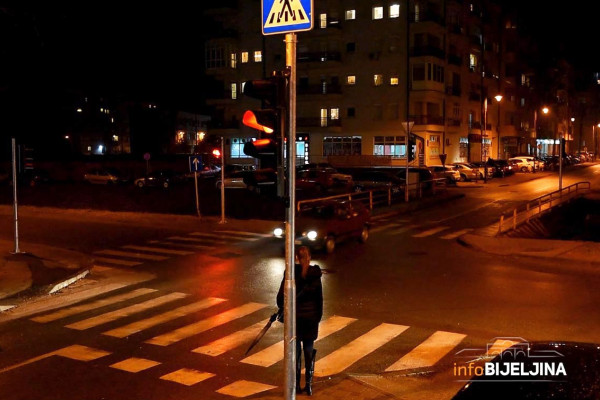 Bijeljina: Semafor proradio, vozači prolaze kroz crveno /VIDEO/