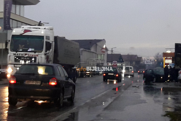 Sudar šlepera i golfa na koridoru