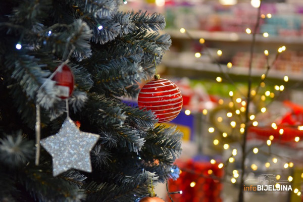 Bijeljina: Počela prodaja novogodišnjih ukrasa, obišli smo tržne centre i pogledali asortiman /FOTO/