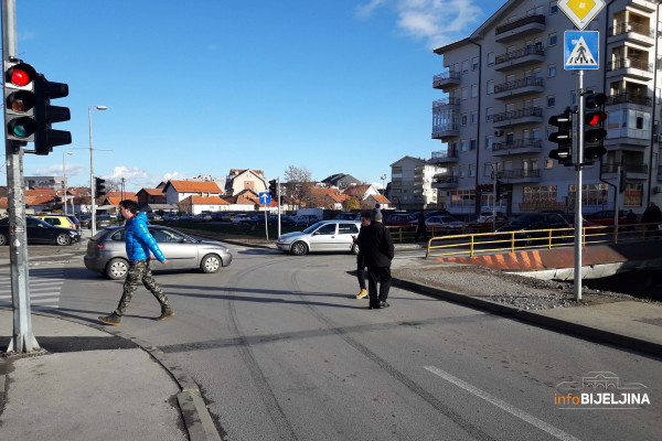 Bijeljina: Postavili semafore, zaboravili pješački prelaz /FOTO/