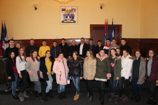 Folkloristi SKUD-a „Kriva reka“ iz Kosovske Kamenice nastupaju u Bijeljini