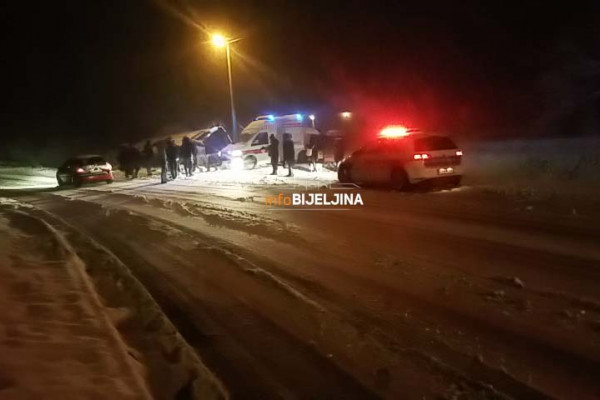 Prevrnuo se autobus kod Bijeljine, troje povrijeđenih /FOTO/