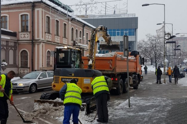 Ekipe preduzeća "Higra" danas čistile snijeg sa ulica