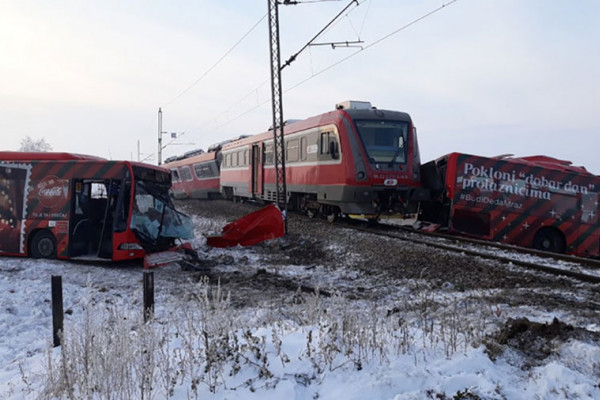 STRAVIČNA NESREĆA Voz udario autobus i prepolovio ga