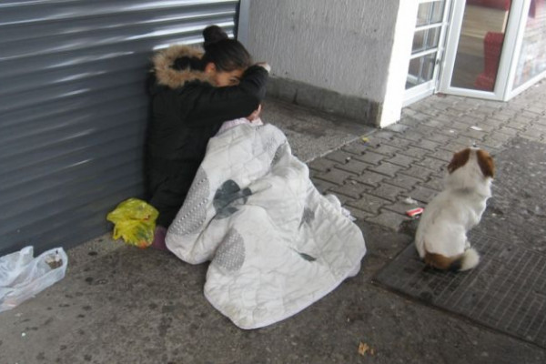 Prosjačenje na bijeljinskim ulicama: Bebe i malu djecu izlažu minusima