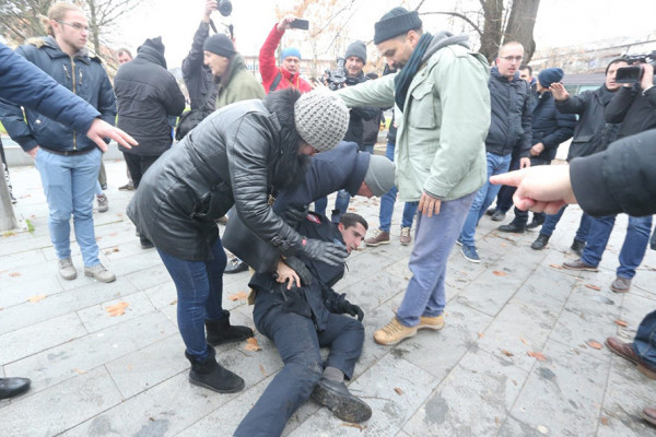 Povrijeđen policajac u sukobu sa građanima na Trgu Krajine