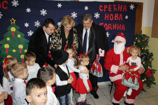Novogodišnji pokloni za djecu iz „Pačije škole“ u Novoj Janji