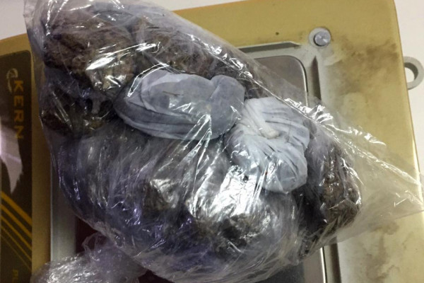Pretresi u Bijeljini, pronađeni droga, cigarete, pištolj