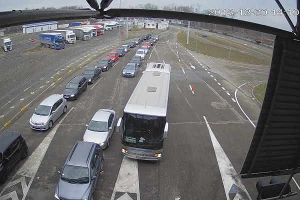 Na Rači pojačan saobraćaj, čeka se duže od pola sata /FOTO/