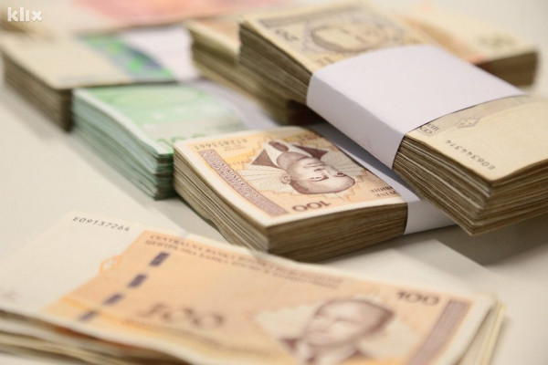 Pokušao ilegalno da iznese 250.000 dolara