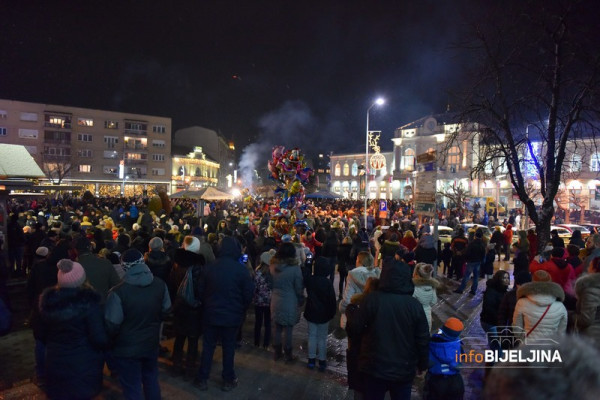 Tradicionalno osveštanje i paljenje badnjaka u Bijeljini /FOTO/