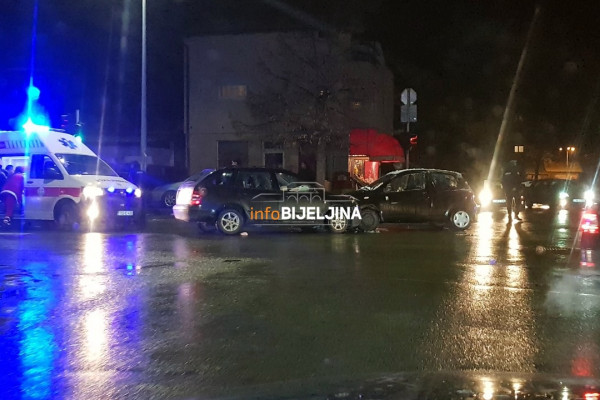 Sudar dva automobila u Majevičkoj ulici