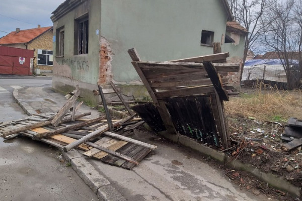 Bijeljina: Pala ograda na trotoar i ugrozila bezbjednost prolaznika