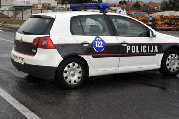 Pijana žena lopatom razbila staklo na autobusu