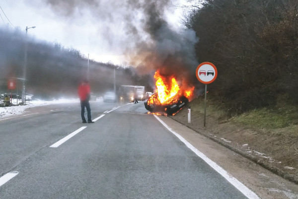 Gori automobil na putu Banjaluka – Prijedor, ne zna se sudbina vozača