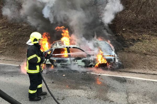 Kod Banjaluke u autu izgorio vozač