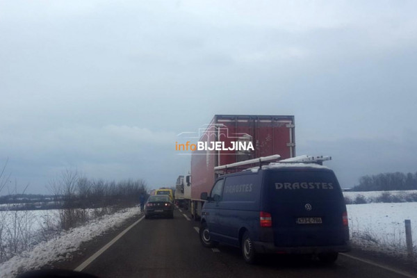 Zbog udesa obustavljen saobraćaj na putu Bijeljina - Brčko /FOTO/