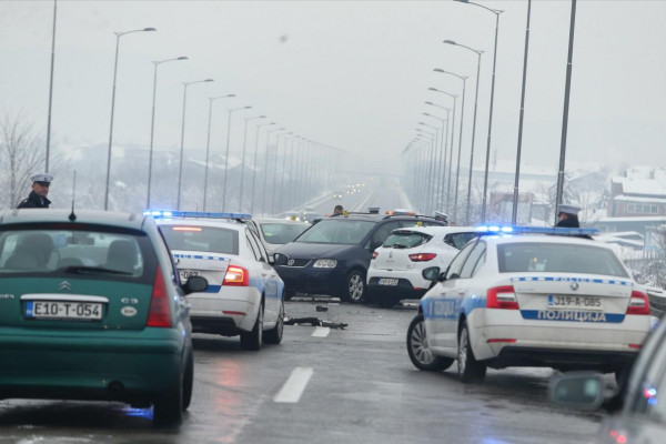 U lančanom sudaru učestvovalo osam automobila, jedna osoba povrijeđena