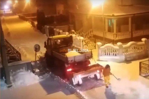 Dok drugi koriste mašine za posipanje soli u Bijeljini se to radi ručno /VIDEO/