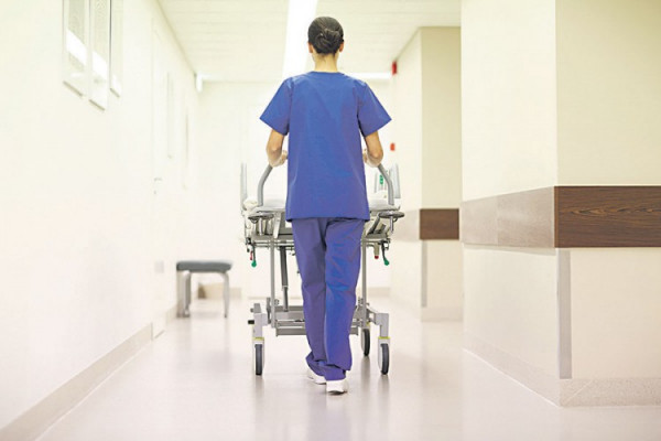 Medicinsku sestru pokosio pežo dok je zbrinjavala pacijenta