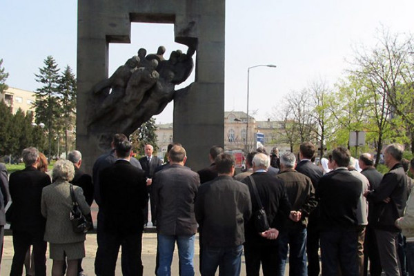 Danas polaganje cvijeća na centralnom spomeniku