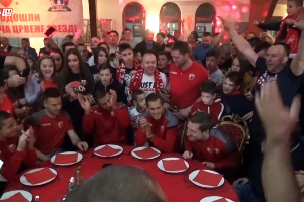 Crveno-belo veče u Bijeljini: Fudbaleri Zvezde prisustvovali proslavi navijača