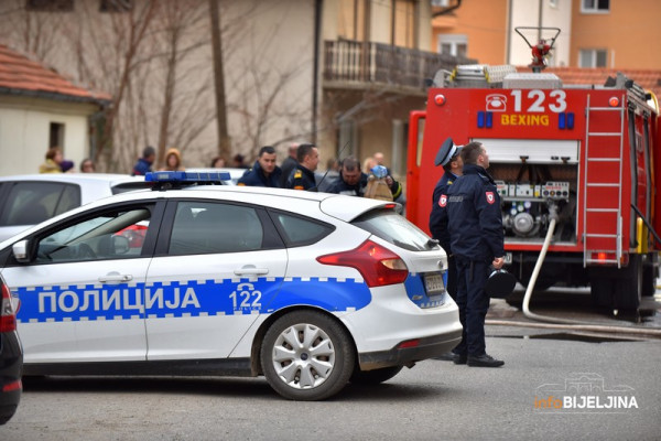 Bijeljina: Vatrogasci još gase požar na zgradi /FOTO/
