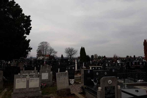 Svijeće u znak sjećanja na preminule, u Bijeljini obilježene Zadušnice