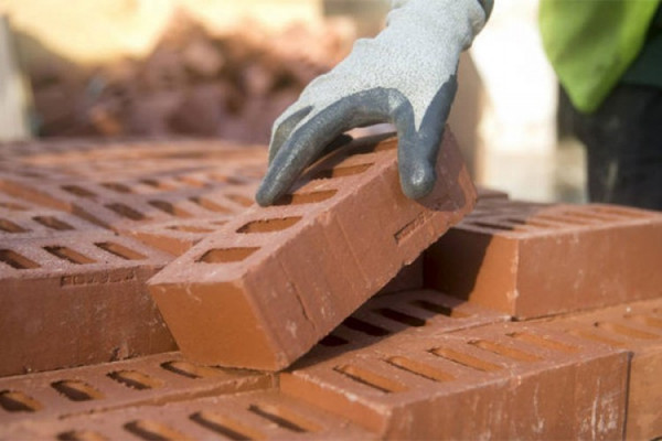 Dva bračna para se potukli ciglama