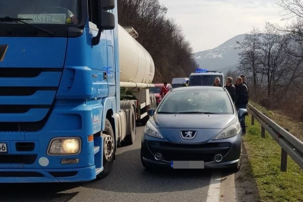 Tuča vozača zbog preticanja